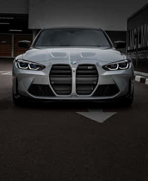 銀色BMW M3跑車停泊在黑暗的車庫中，車頭燈閃爍。