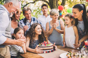家庭在戶外用蛋糕和氣球慶祝生日。 — 生日蛋糕 壁紙