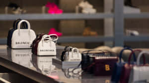 Balenciaga手袋陳列在高級商店的玻璃展示櫃中。