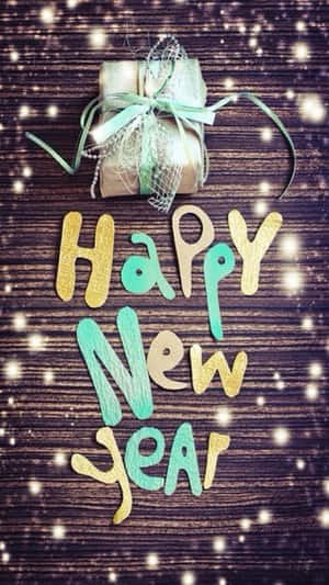 木質背景上帶有禮物和閃光的Happy New Year標誌 — 新年快樂 GIF 壁紙
