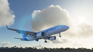 空中巴士A320在日落時分從跑道起飛，伴有雲朵和鏡頭光暈。 — 微軟模擬飛行 壁紙