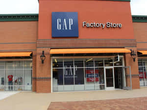 GAP Factory Store 店舖正面，磚牆和橙色遮陽篷，展示減價標誌。