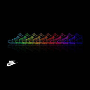 在反射黑色表面上，帶有Nike標誌的霓虹彩虹輪廓運動鞋排成一排。