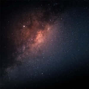 銀河系在夜空中閃耀著粉紅色和紫色的星雲，以及無數的星星。