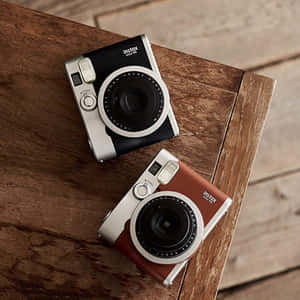 木桌上兩部Instax Mini 90相機