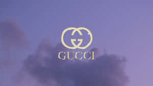 金色Gucci標誌在紫色天空與雲朵中 — 黃昏 壁紙