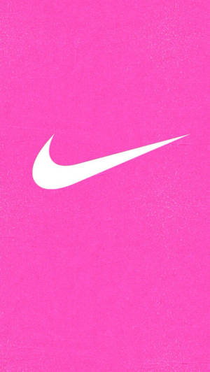 白色Nike swoosh標誌在紋理粉紅色背景上。
