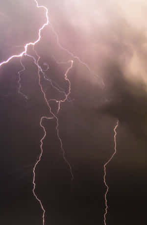 明亮的閃電照亮了戲劇性天空中黑暗的暴風雲。