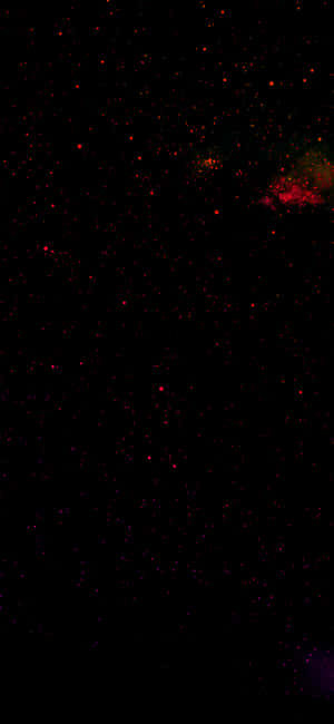 深邃太空中帶有紅色恆星和星雲的宇宙場景。