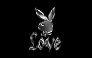 鉻色Playboy兔仔同Love字樣，黑色背景上閃爍