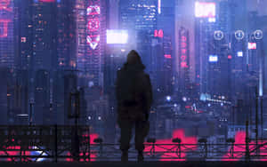 一個人影俯瞰夜晚發光的未來城市。