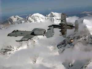 兩架軍用噴射機飛越積雪的山脈，穿過雲層發射導彈。