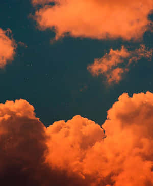 在繁星點點的夜空下被照亮的橙色雲朵。