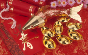 紅色農曆新年裝飾，配有金元寶和魚飾。 — 中國新年 壁紙