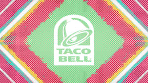 Taco Bell 標誌在帶有對角線條紋的彩色像素背景上。
