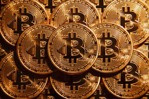 一堆金色比特幣硬幣，帶有電路圖案和反光表面。