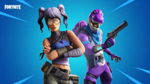 兩個Fortnite角色在帶有光線的藍色背景前手持武器擺姿勢。
