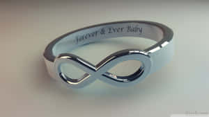 刻有 forever and ever baby 的銀色無限戒指。