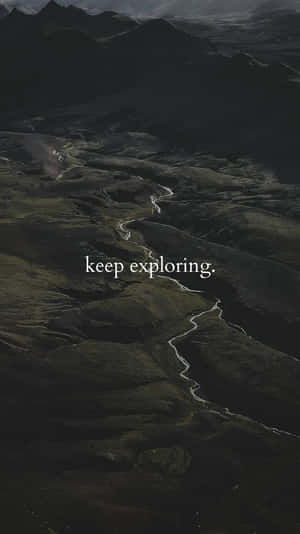 一條蜿蜒的河流流經黑暗起伏的山丘，帶有文字 keep exploring。