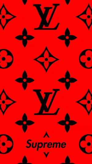 紅色背景，帶有黑色 Louis Vuitton 字母組合和 Supreme 標誌圖案。