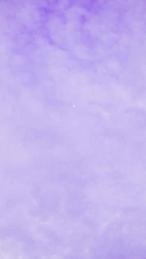 薰衣草色天空，有縷縷雲彩和新月