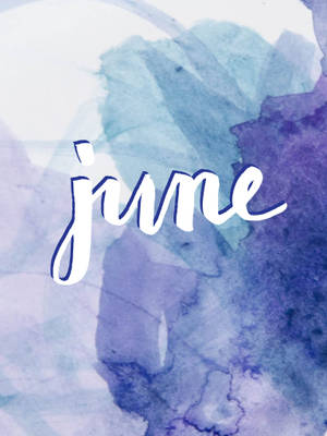 June 以白色草書寫在藍色和紫色水彩背景上。