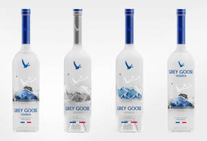 四個帶有山和鵝設計標籤的 Grey Goose 伏特加酒瓶。
