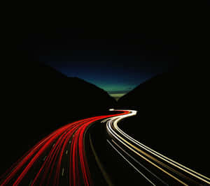 夜晚蜿蜒山路上車燈的長時間曝光。