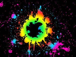 黑色背景上呈 Apple 標誌形狀的彩虹油漆潑濺