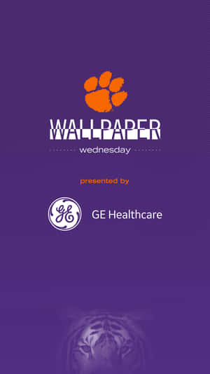 紫色牆紙，帶有橙色爪印標誌和老虎臉部剪影，並有 Wall Dader Wednesday 和 GE Healthcare。