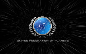 聯合行星聯邦徽章，帶有星域和月桂，背景為宇宙。