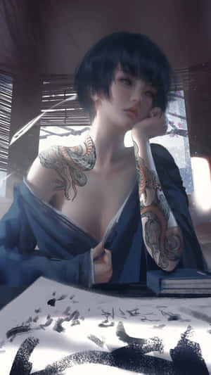 有紋身和黑髮的女士，將下巴擱在手上，旁邊是書法墨水。 — 紋身 壁紙