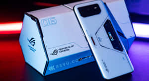 白色 ROG 遊戲手機與盒子在霓虹燈下