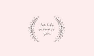 月桂花環框住手寫短語 let life surprise you，背景為胭脂色。