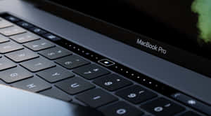 MacBook Pro鍵盤和觸控板的特寫，帶有發光指示燈。