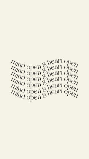 在奶油色背景上以優雅手寫體重複 'mind open & heart open' 的文字藝術。