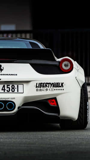 白色改裝 Ferrari 458 Italia，配備 Liberty Walk 套件和藍色排氣燈。