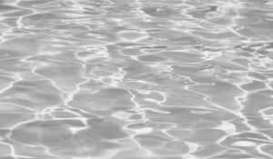 水面漣漪與陽光圖案