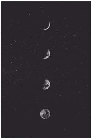 月亮相位垂直排列，背景係繁星夜空。