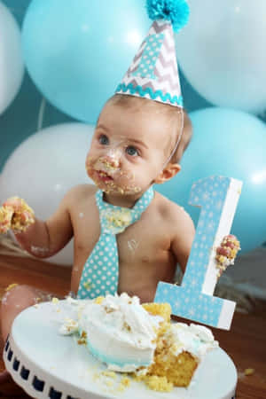 臉上沾滿蛋糕的嬰兒，手持一號生日裝飾。 — 生日蛋糕 壁紙
