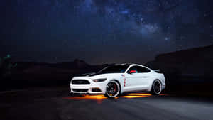 沙漠星空下帶有美國貼紙的白色野馬汽車。