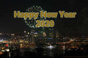 煙花在明亮城市天際線上綻放，慶祝2020年新年。