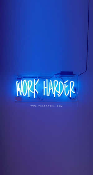 紫色牆上寫著work harder的藍色霓虹燈牌。 — 健身 壁紙