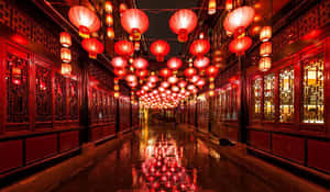 紅燈籠掛在潮濕的小巷上方，在夜晚反射出光芒。 — 中國新年 壁紙