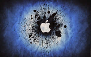 白色Apple標誌被黑色墨水飛濺環繞，置於藍色紋理背景上。