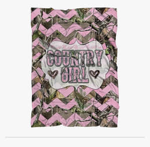 帶有粉紅色人字形和迷彩圖案的羊毛毯，上面寫著「Country Girl」和心形圖案。