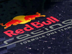 Red Bull Racing Formula One 車隊標誌在潮濕表面上有水滴