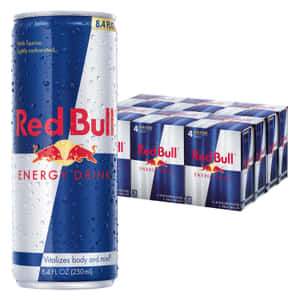 冰凍的Red Bull能量飲品罐，帶有冷凝水，旁邊放著四罐裝的盒子。