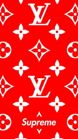 紅色背景，帶有白色 Louis Vuitton 字母圖案和 Supreme 標誌。