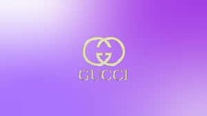 紫色漸變背景上的金色Gucci標誌 — 2560x1440 壁紙